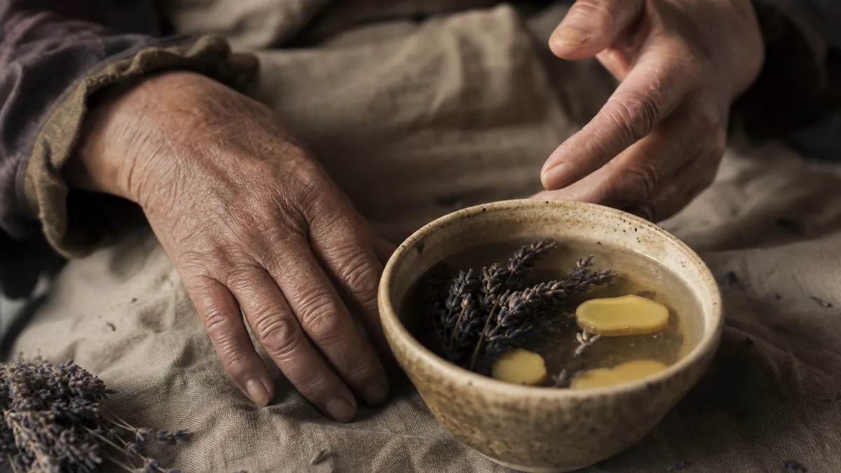 Fourmillement dans les mains la nuit : remèdes de grand-mère