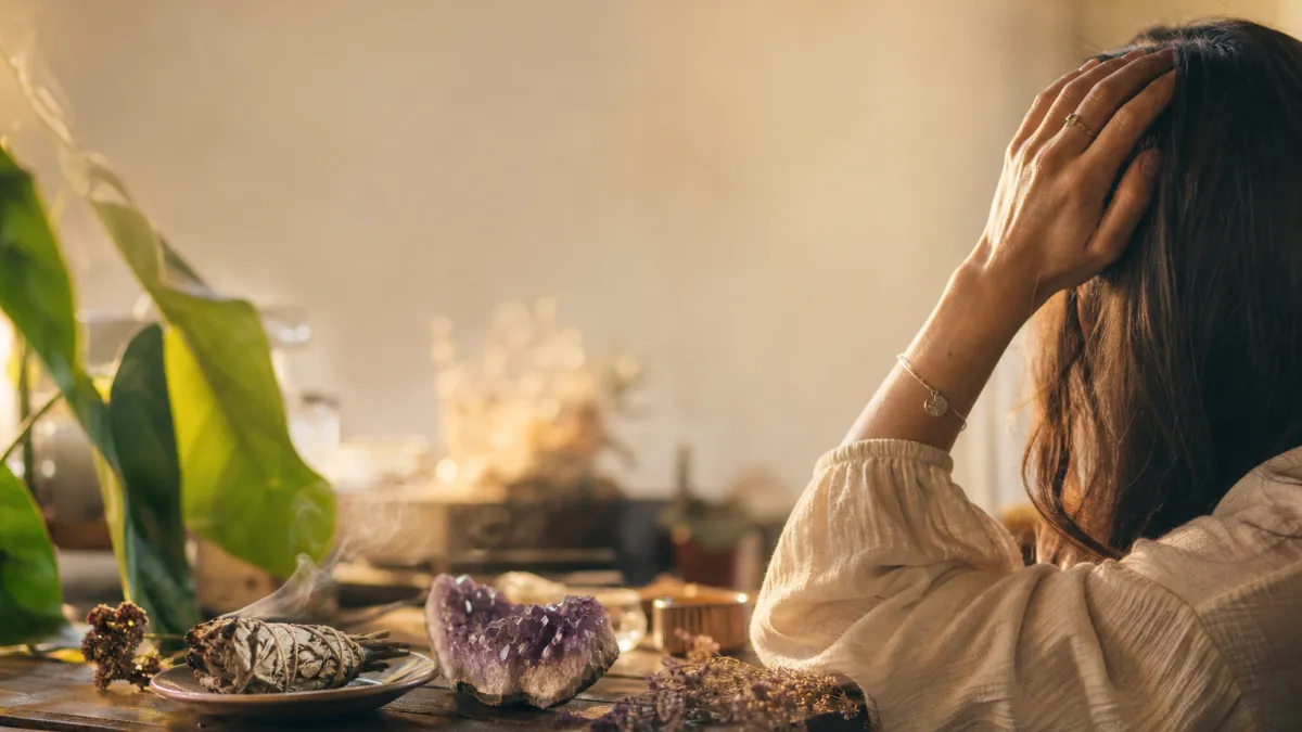 Cuir chevelu qui gratte : signification spirituelle et messages